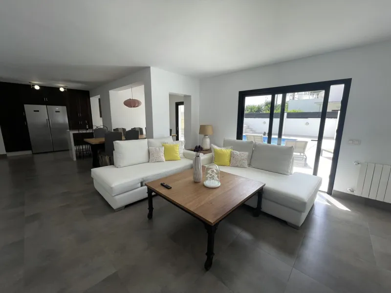 House - Detached Villa в продаже в Marbella, Málaga. В доме 3 спален и 3 ванных комнат. Площадь дома 195 м². Площадь участка 420 м²