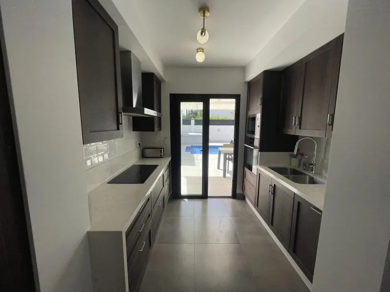 House - Detached Villa в продаже в Marbella, Málaga. В доме 3 спален и 3 ванных комнат. Площадь дома 195 м². Площадь участка 420 м²