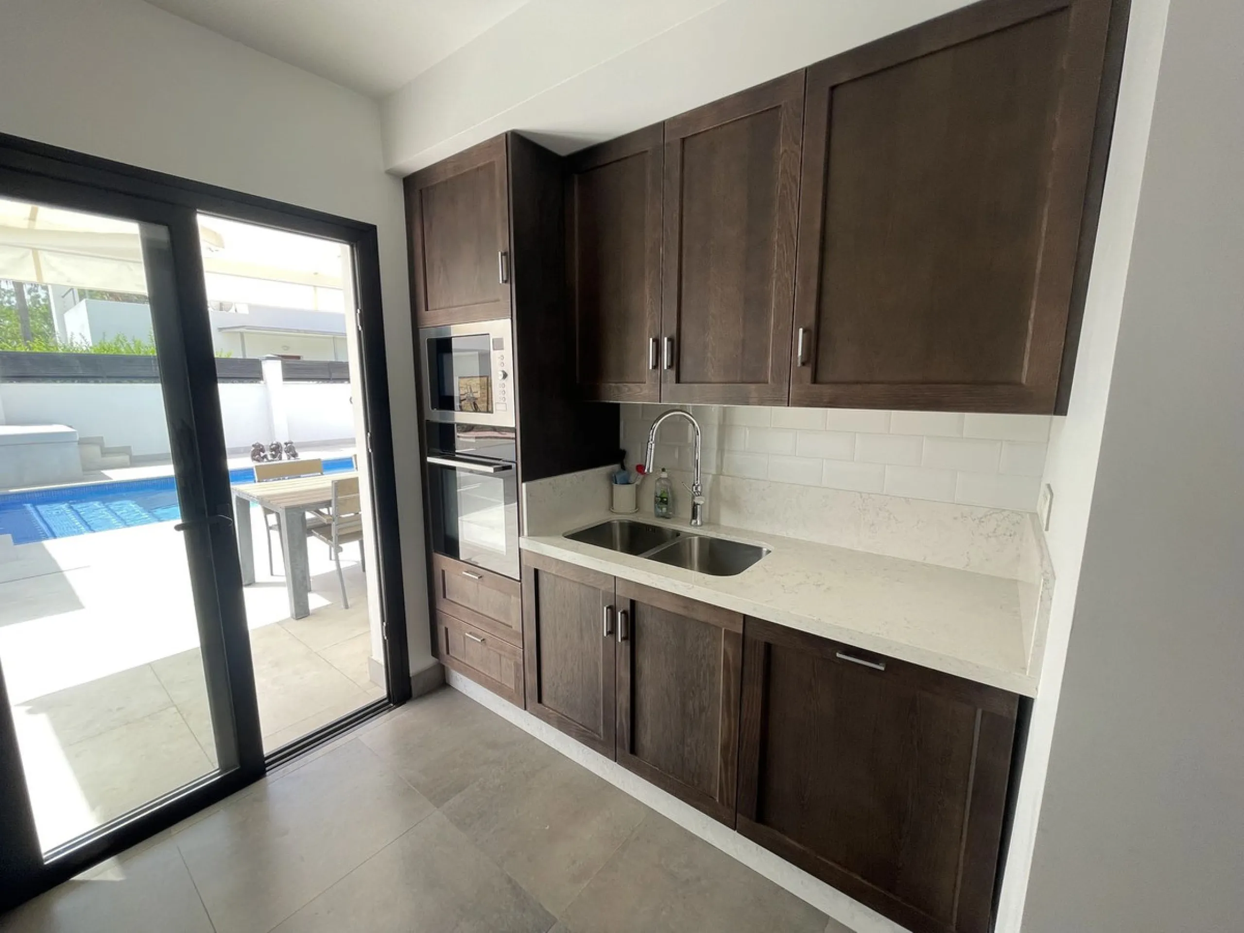 House - Detached Villa в продаже в Marbella, Málaga. В доме 3 спален и 3 ванных комнат. Площадь дома 195 м². Площадь участка 420 м²