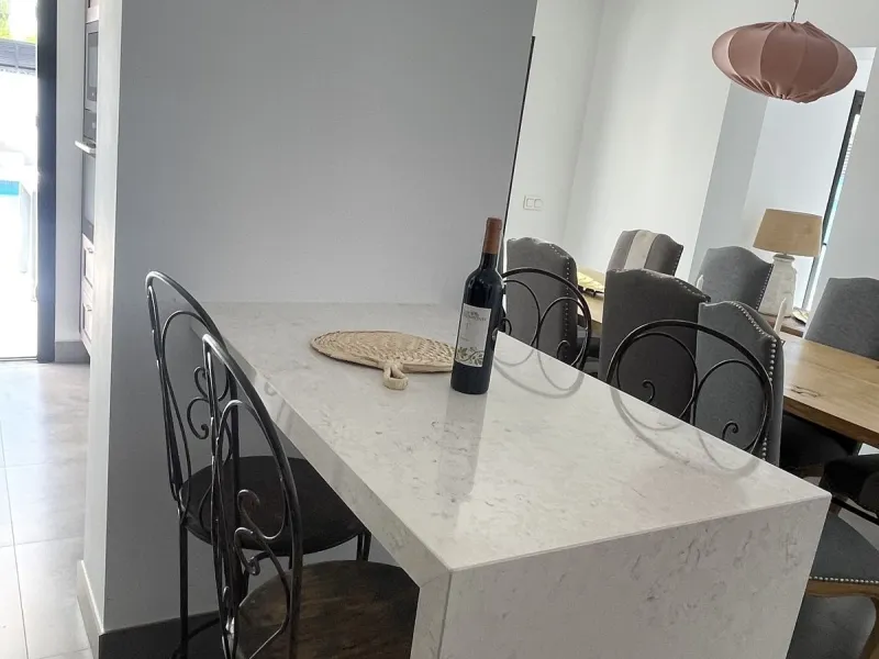 House - Detached Villa в продаже в Marbella, Málaga. В доме 3 спален и 3 ванных комнат. Площадь дома 195 м². Площадь участка 420 м²