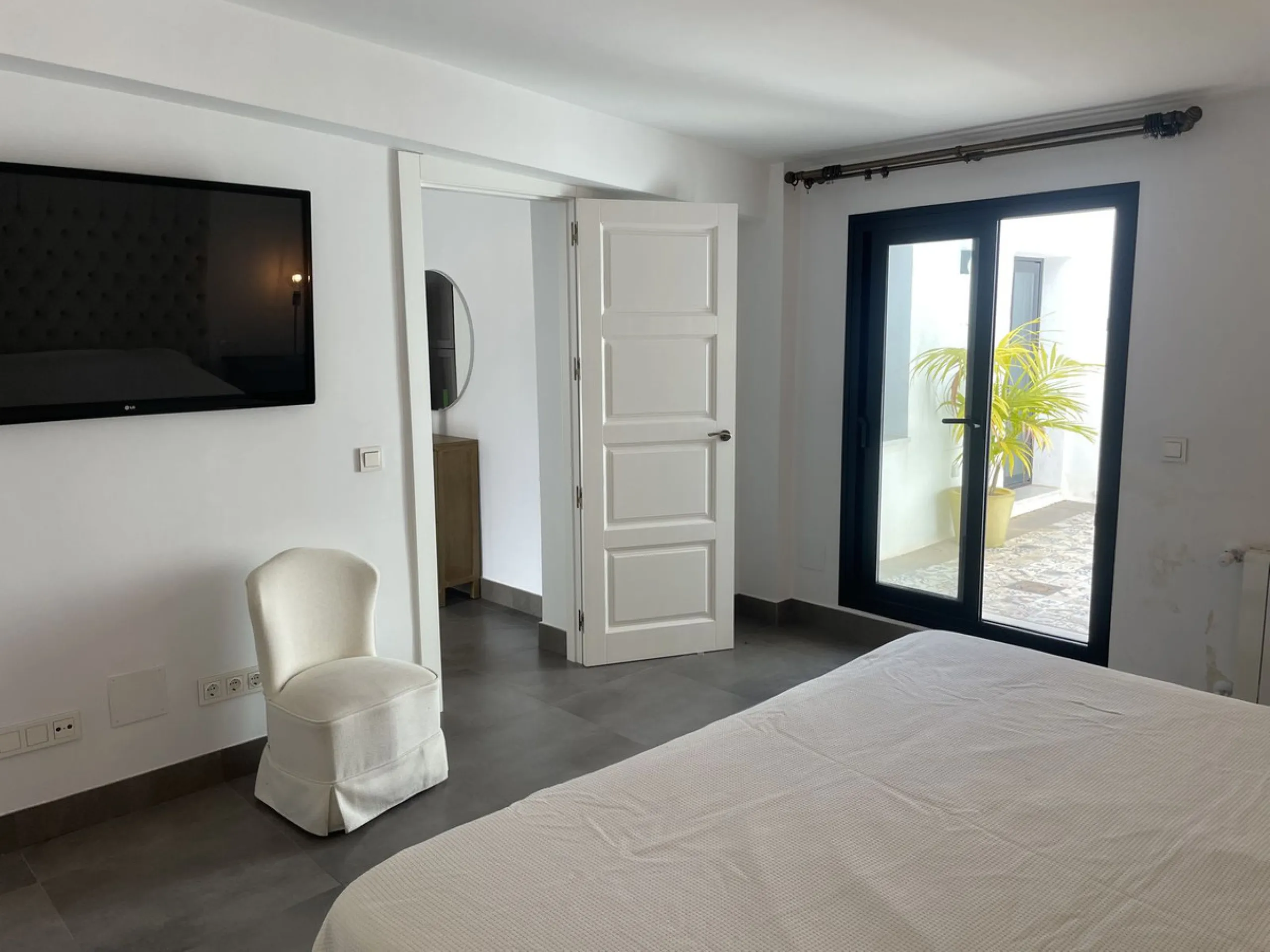 House - Detached Villa в продаже в Marbella, Málaga. В доме 3 спален и 3 ванных комнат. Площадь дома 195 м². Площадь участка 420 м²