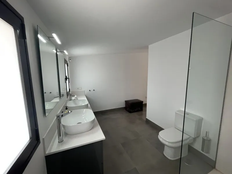 House - Detached Villa в продаже в Marbella, Málaga. В доме 3 спален и 3 ванных комнат. Площадь дома 195 м². Площадь участка 420 м²