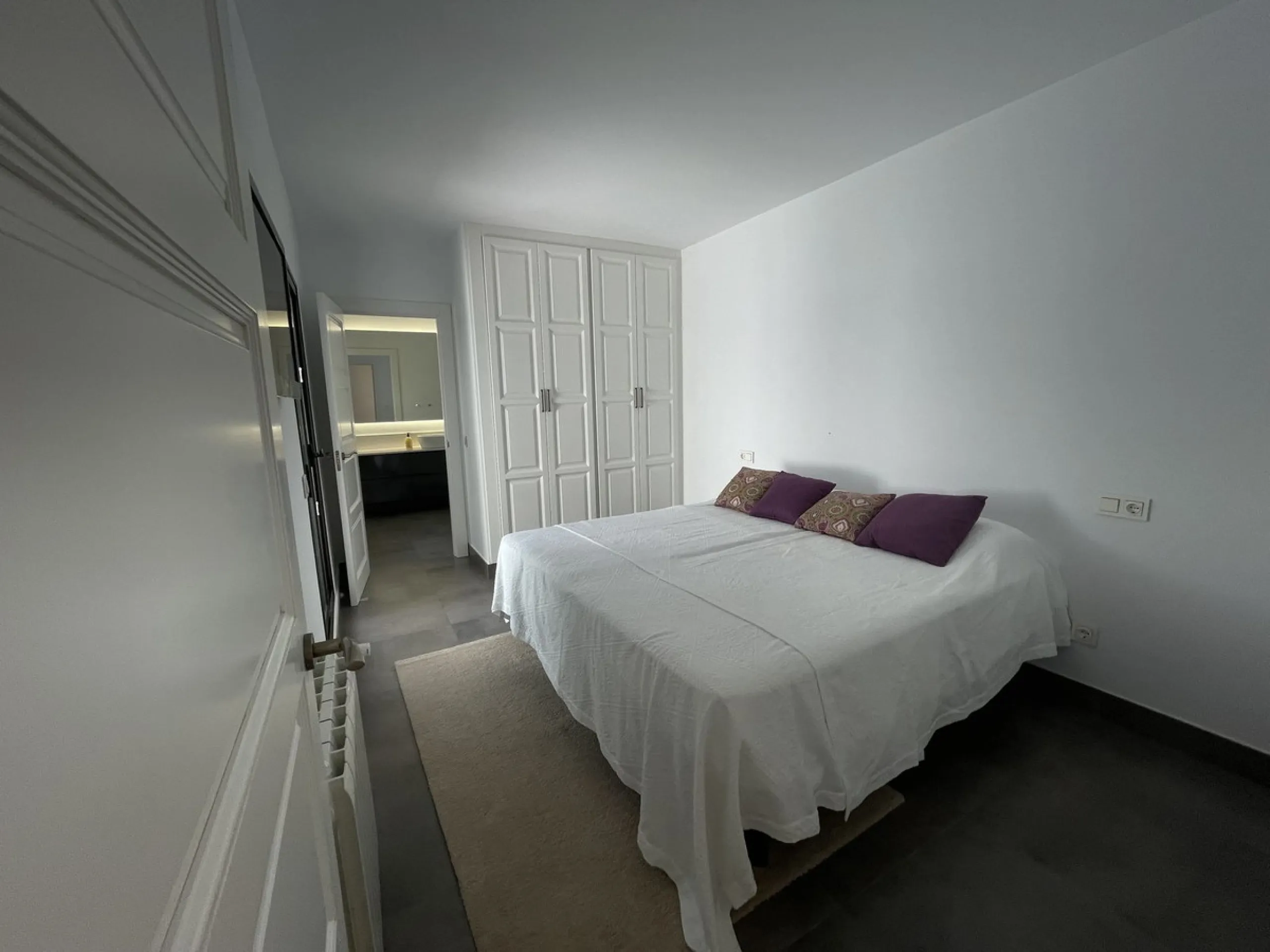 House - Detached Villa в продаже в Marbella, Málaga. В доме 3 спален и 3 ванных комнат. Площадь дома 195 м². Площадь участка 420 м²