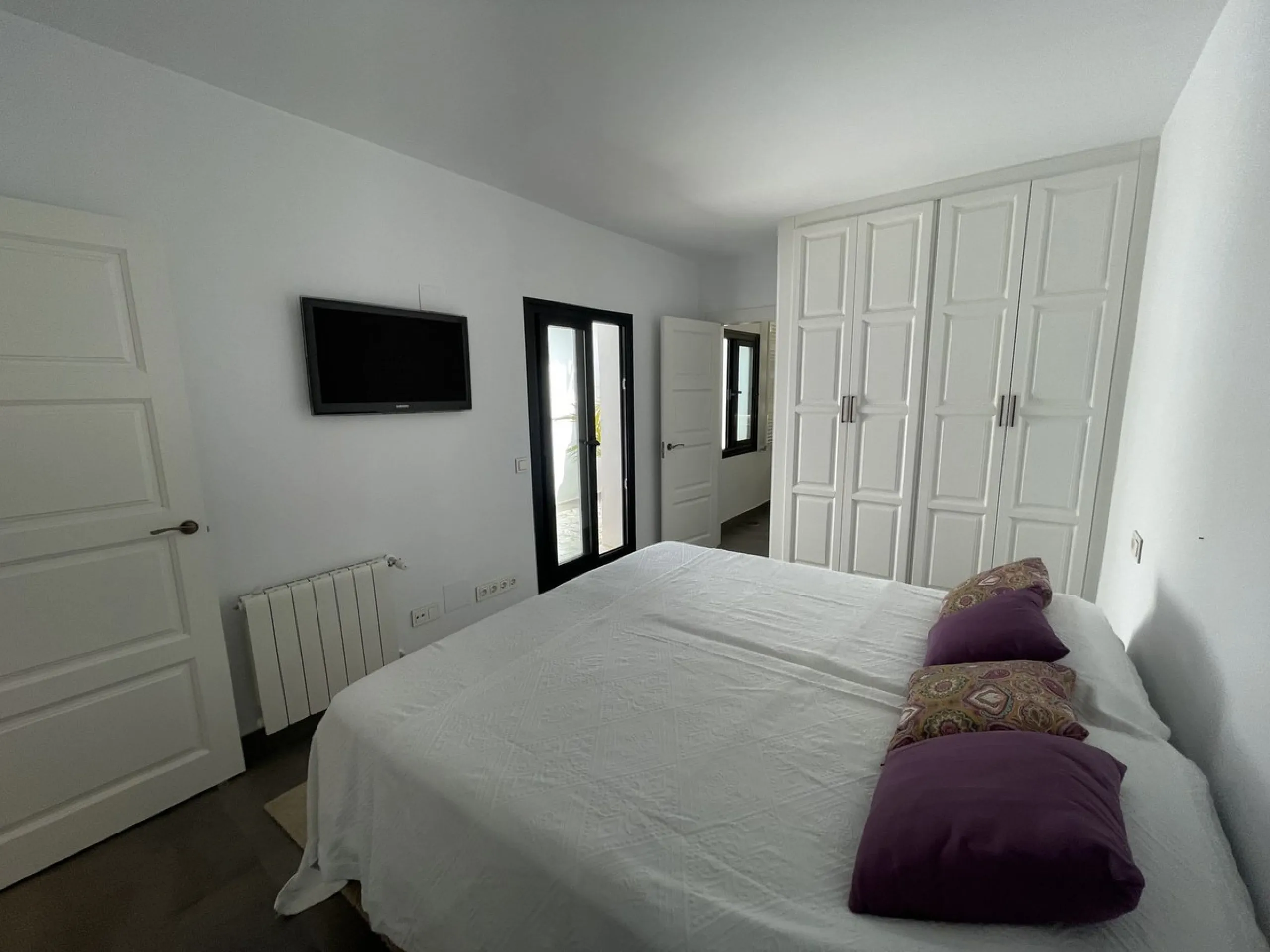 House - Detached Villa в продаже в Marbella, Málaga. В доме 3 спален и 3 ванных комнат. Площадь дома 195 м². Площадь участка 420 м²