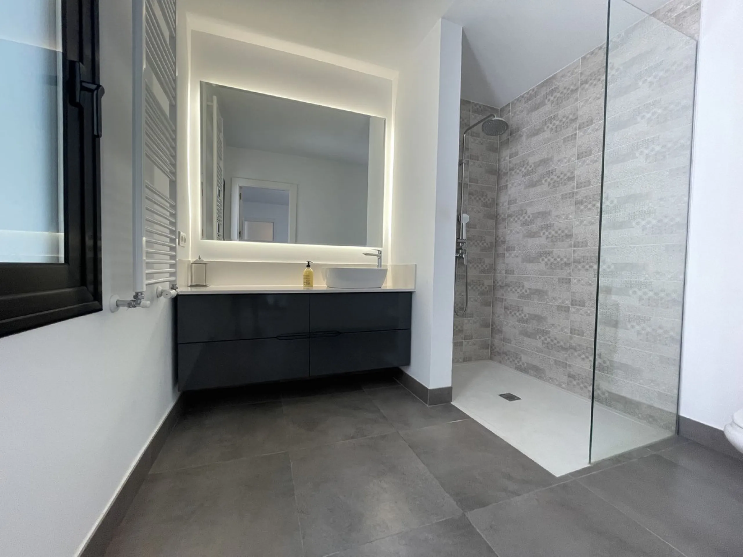 House - Detached Villa в продаже в Marbella, Málaga. В доме 3 спален и 3 ванных комнат. Площадь дома 195 м². Площадь участка 420 м²