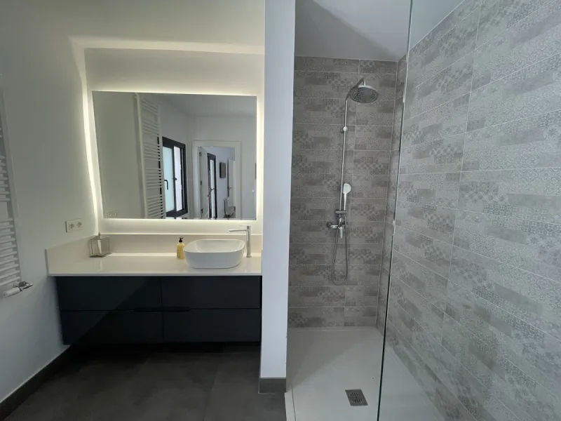 House - Detached Villa в продаже в Marbella, Málaga. В доме 3 спален и 3 ванных комнат. Площадь дома 195 м². Площадь участка 420 м²