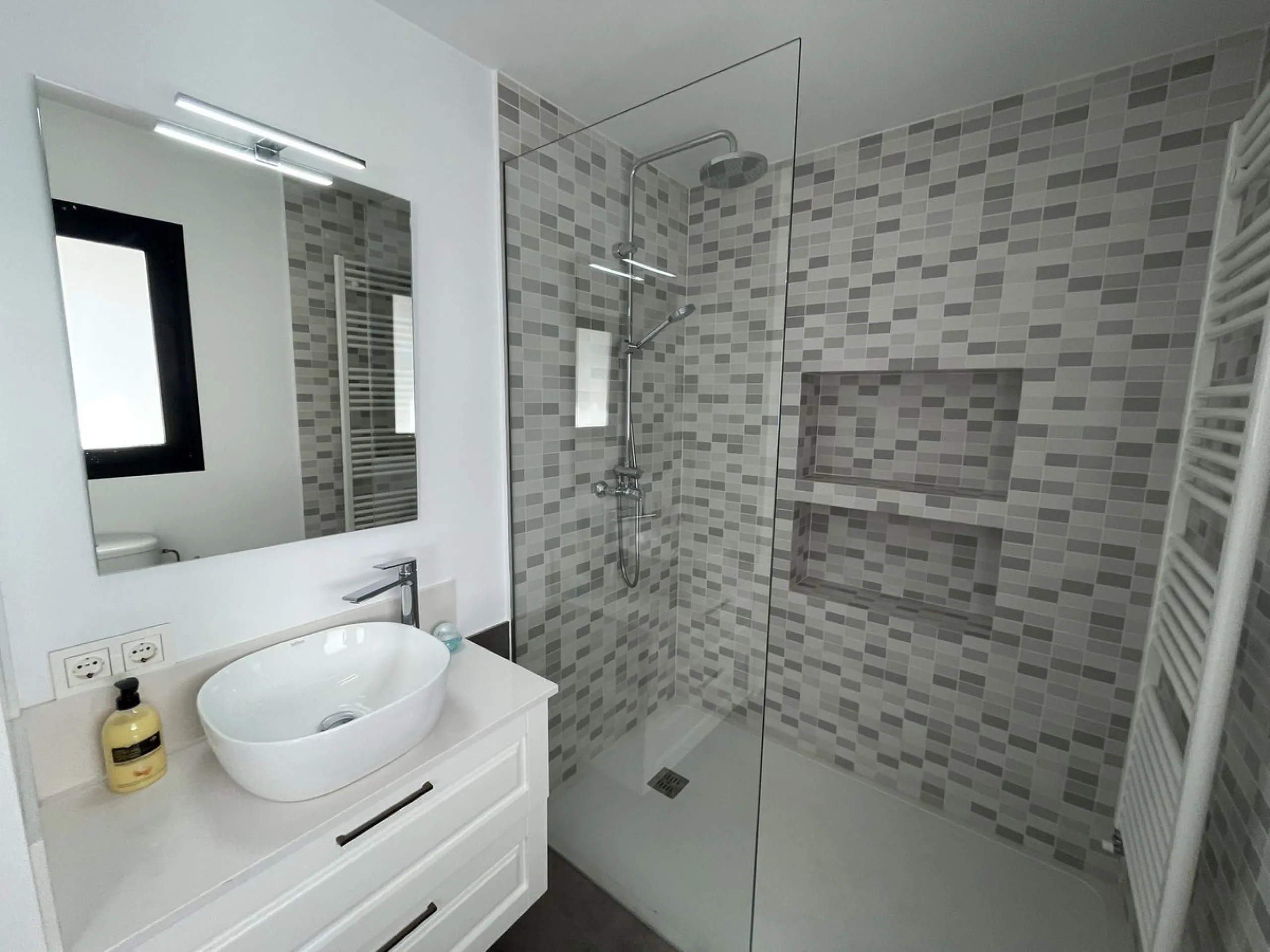 House - Detached Villa в продаже в Marbella, Málaga. В доме 3 спален и 3 ванных комнат. Площадь дома 195 м². Площадь участка 420 м²
