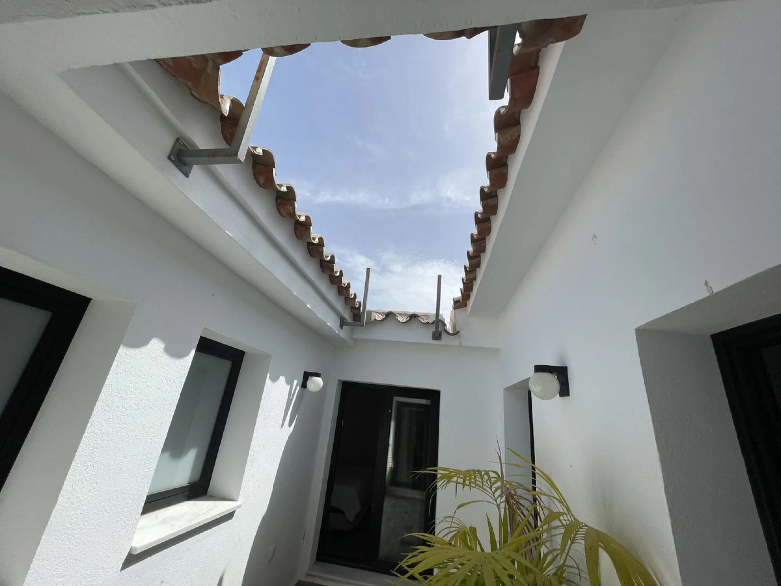 House - Detached Villa в продаже в Marbella, Málaga. В доме 3 спален и 3 ванных комнат. Площадь дома 195 м². Площадь участка 420 м²