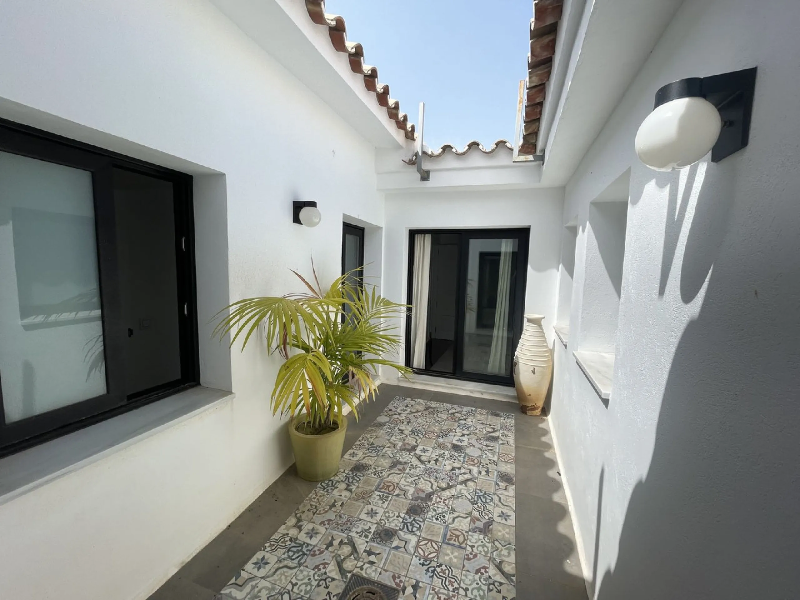 House - Detached Villa в продаже в Marbella, Málaga. В доме 3 спален и 3 ванных комнат. Площадь дома 195 м². Площадь участка 420 м²