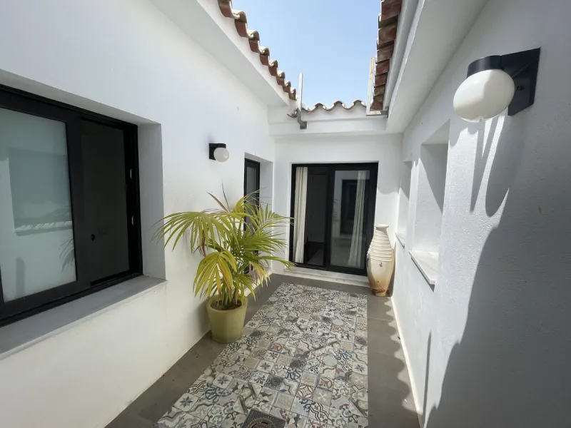 House - Detached Villa в продаже в Marbella, Málaga. В доме 3 спален и 3 ванных комнат. Площадь дома 195 м². Площадь участка 420 м²