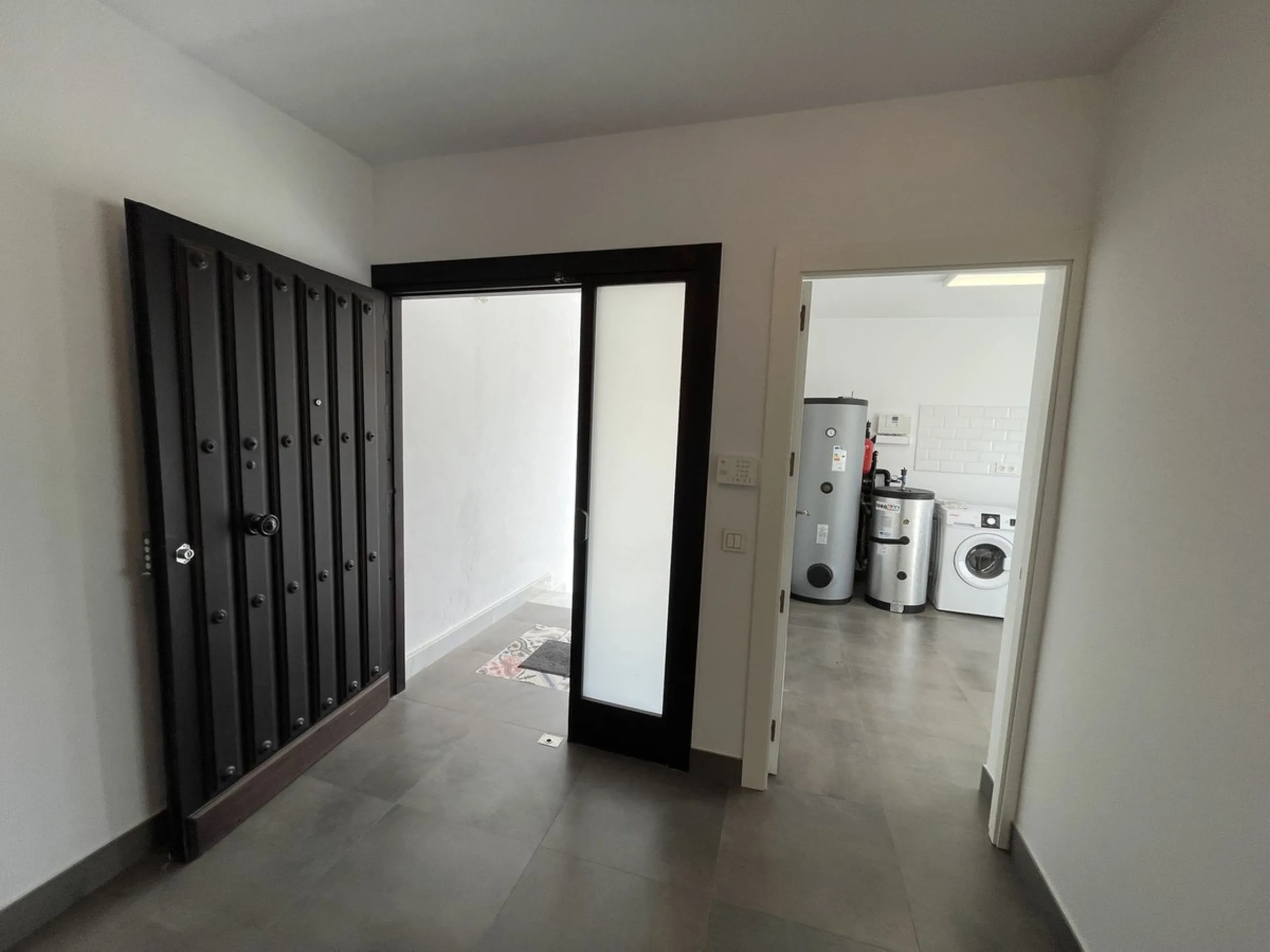 House - Detached Villa в продаже в Marbella, Málaga. В доме 3 спален и 3 ванных комнат. Площадь дома 195 м². Площадь участка 420 м²