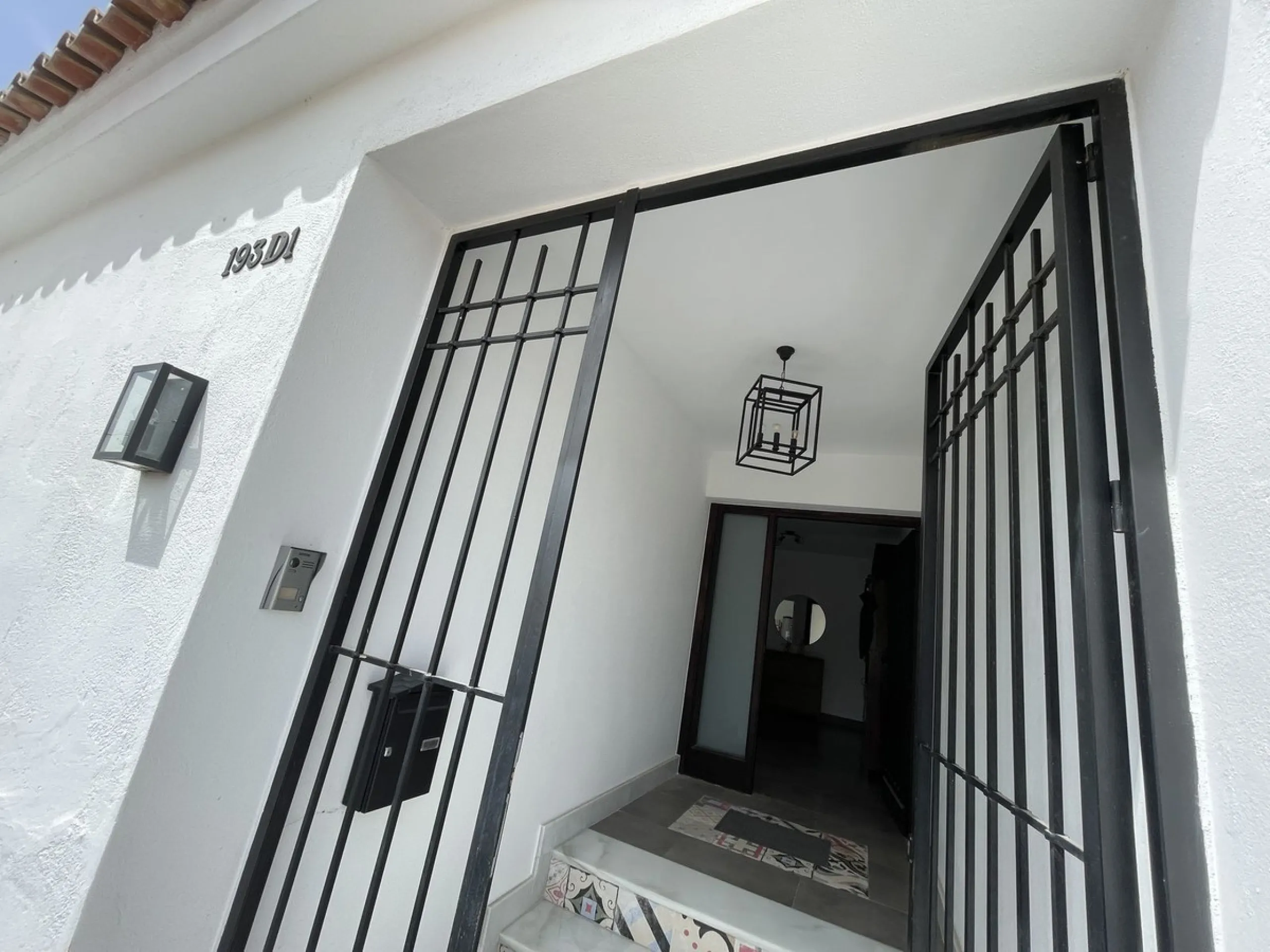 House - Detached Villa в продаже в Marbella, Málaga. В доме 3 спален и 3 ванных комнат. Площадь дома 195 м². Площадь участка 420 м²