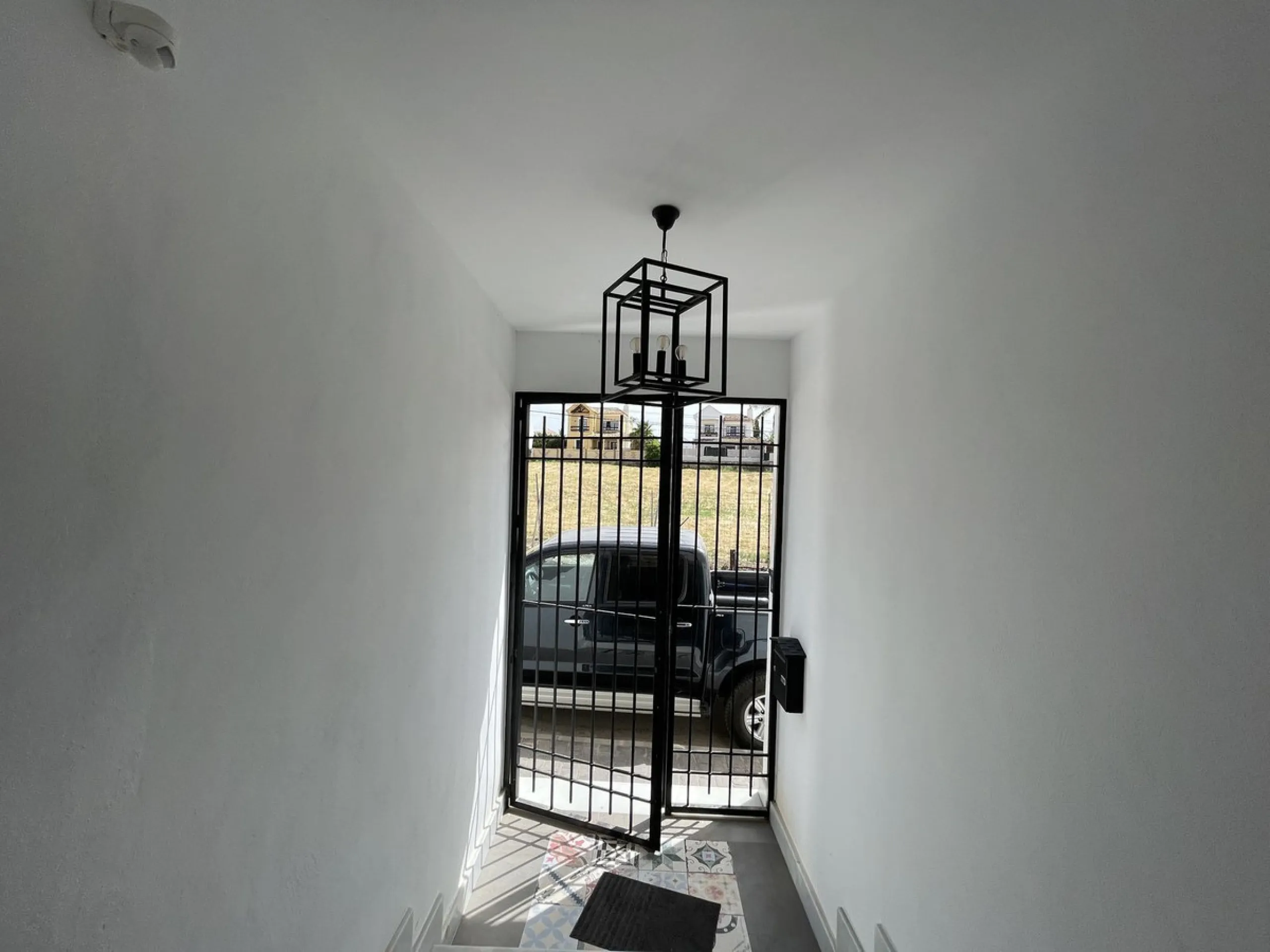 House - Detached Villa в продаже в Marbella, Málaga. В доме 3 спален и 3 ванных комнат. Площадь дома 195 м². Площадь участка 420 м²