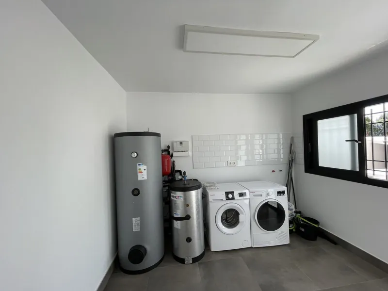 House - Detached Villa в продаже в Marbella, Málaga. В доме 3 спален и 3 ванных комнат. Площадь дома 195 м². Площадь участка 420 м²
