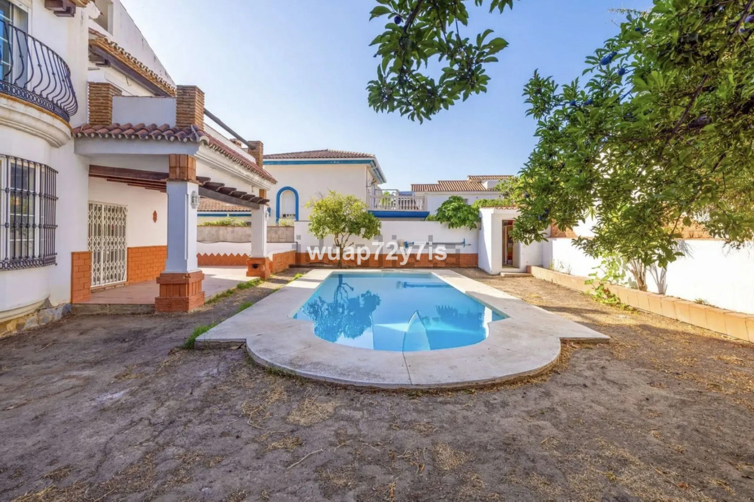 Discover this detached villa in one of the most exclusive areas of Benalmádena Costa, perfectly positioned for its privileged location and exceptional potential.