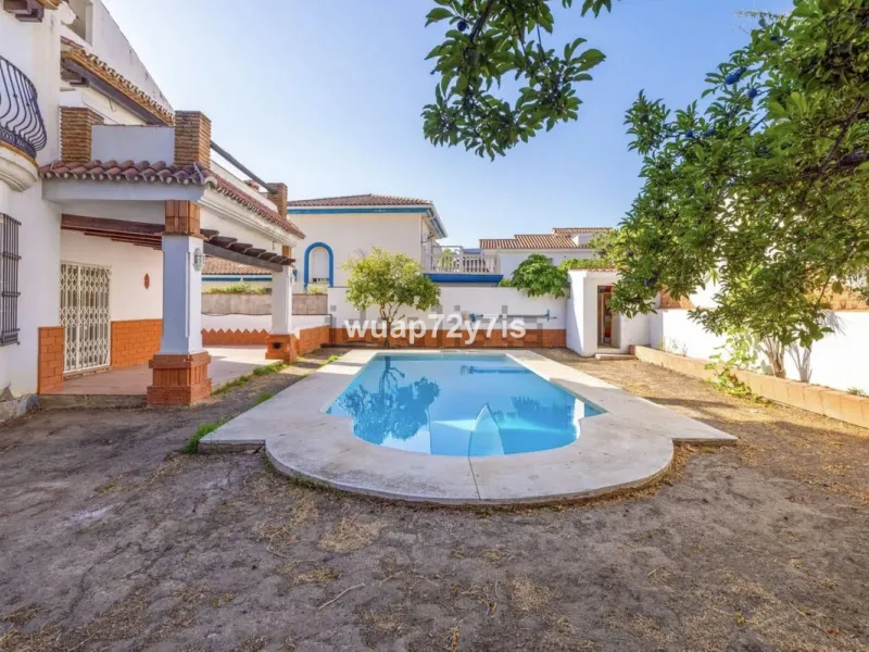 Discover this detached villa in one of the most exclusive areas of Benalmádena Costa, perfectly positioned for its privileged location and exceptional potential.