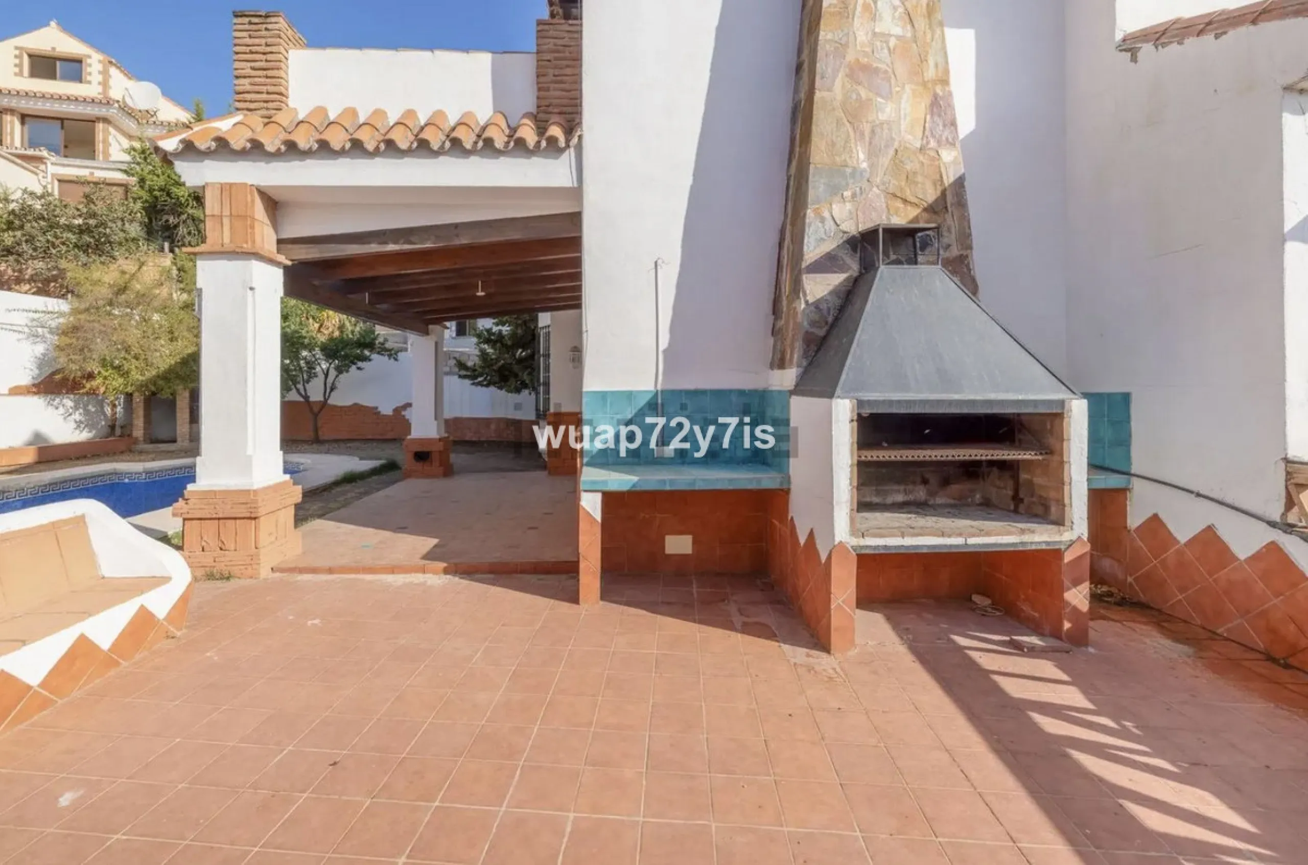 Discover this detached villa in one of the most exclusive areas of Benalmádena Costa, perfectly positioned for its privileged location and exceptional potential.