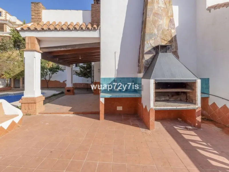 Discover this detached villa in one of the most exclusive areas of Benalmádena Costa, perfectly positioned for its privileged location and exceptional potential.