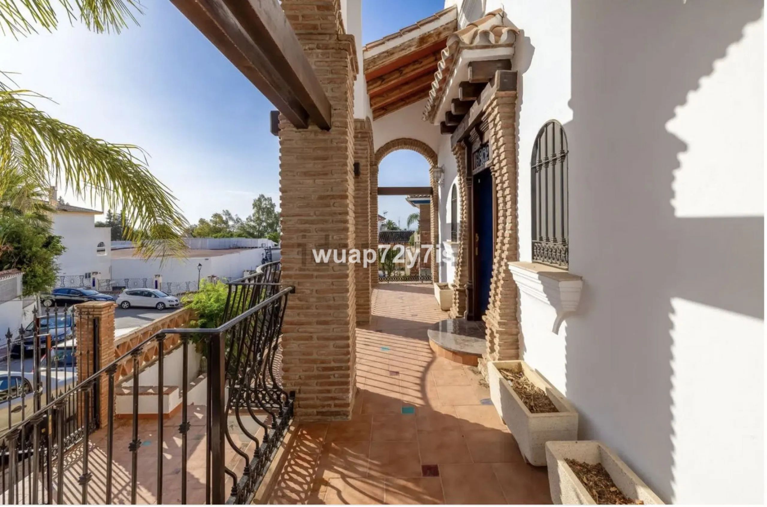Discover this detached villa in one of the most exclusive areas of Benalmádena Costa, perfectly positioned for its privileged location and exceptional potential.