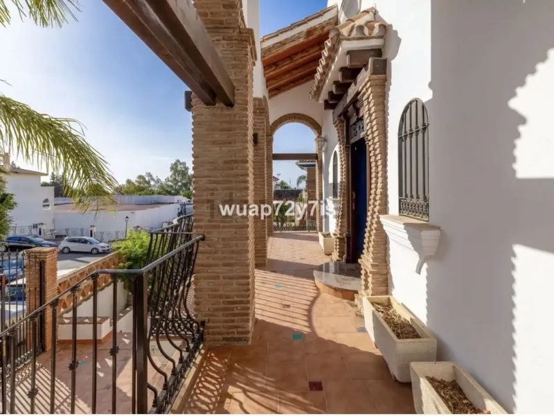 Discover this detached villa in one of the most exclusive areas of Benalmádena Costa, perfectly positioned for its privileged location and exceptional potential.