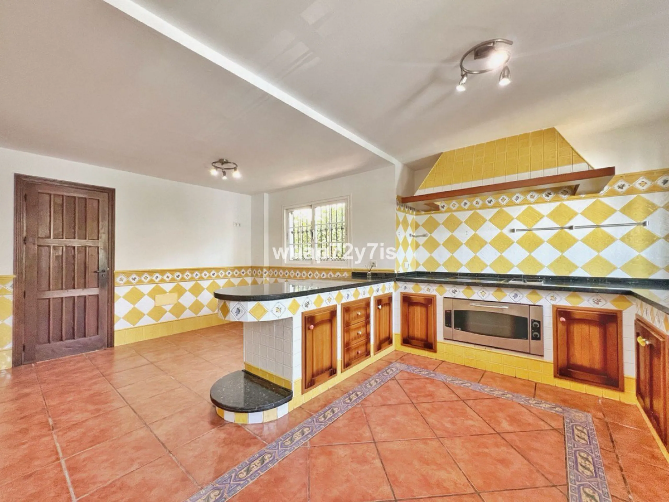 Discover this detached villa in one of the most exclusive areas of Benalmádena Costa, perfectly positioned for its privileged location and exceptional potential.