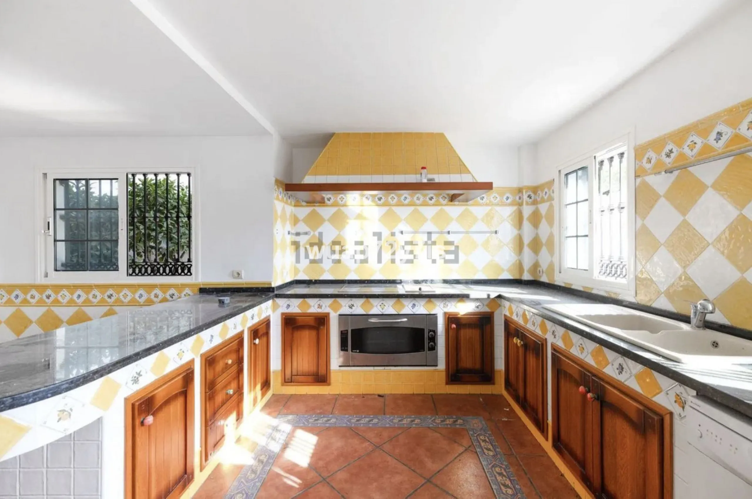 Discover this detached villa in one of the most exclusive areas of Benalmádena Costa, perfectly positioned for its privileged location and exceptional potential.
