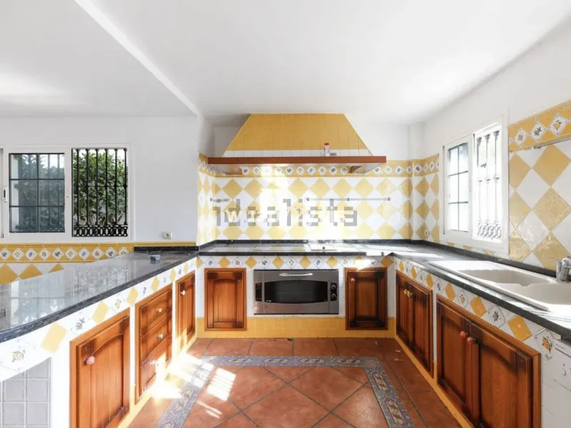Discover this detached villa in one of the most exclusive areas of Benalmádena Costa, perfectly positioned for its privileged location and exceptional potential.