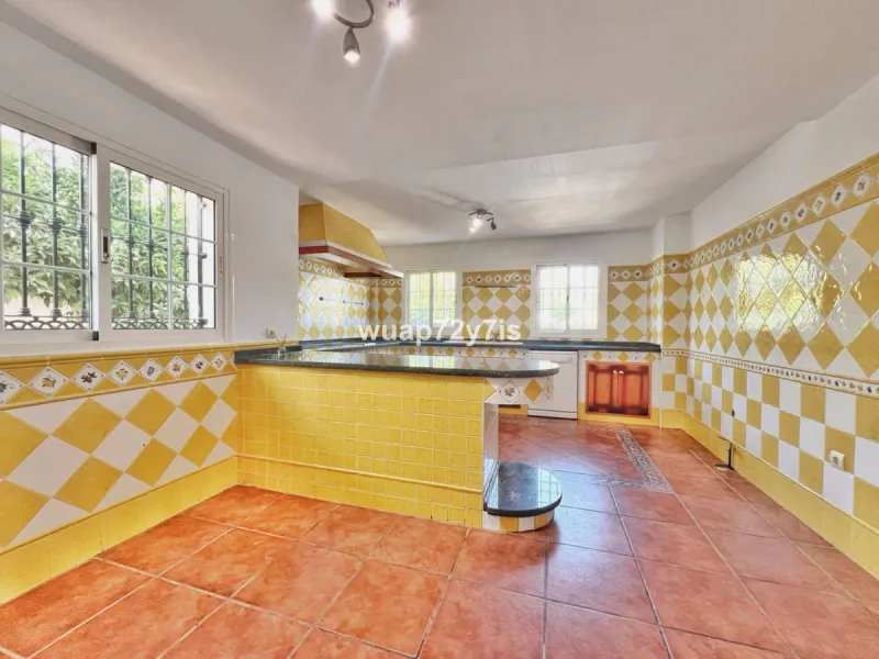 Discover this detached villa in one of the most exclusive areas of Benalmádena Costa, perfectly positioned for its privileged location and exceptional potential.