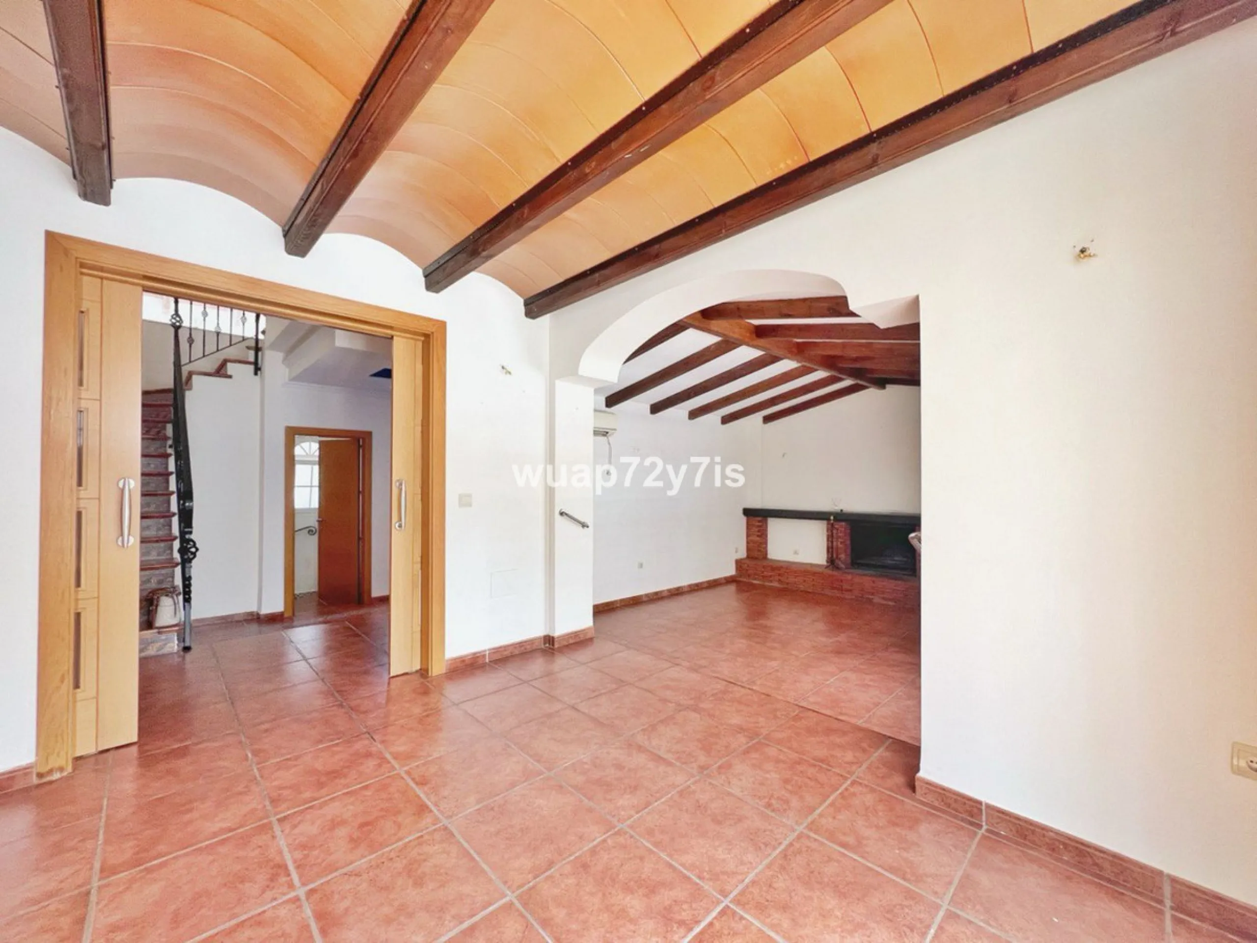 Discover this detached villa in one of the most exclusive areas of Benalmádena Costa, perfectly positioned for its privileged location and exceptional potential.