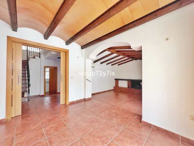 Discover this detached villa in one of the most exclusive areas of Benalmádena Costa, perfectly positioned for its privileged location and exceptional potential.