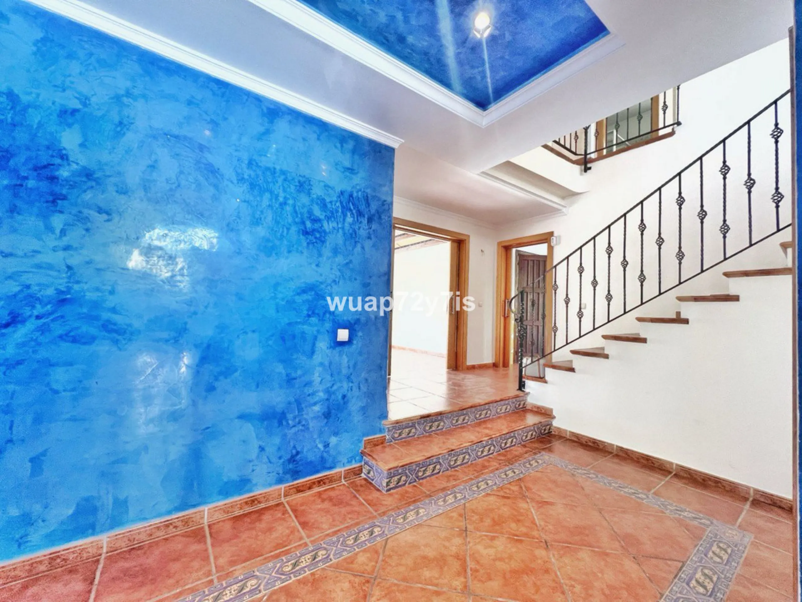 Discover this detached villa in one of the most exclusive areas of Benalmádena Costa, perfectly positioned for its privileged location and exceptional potential.