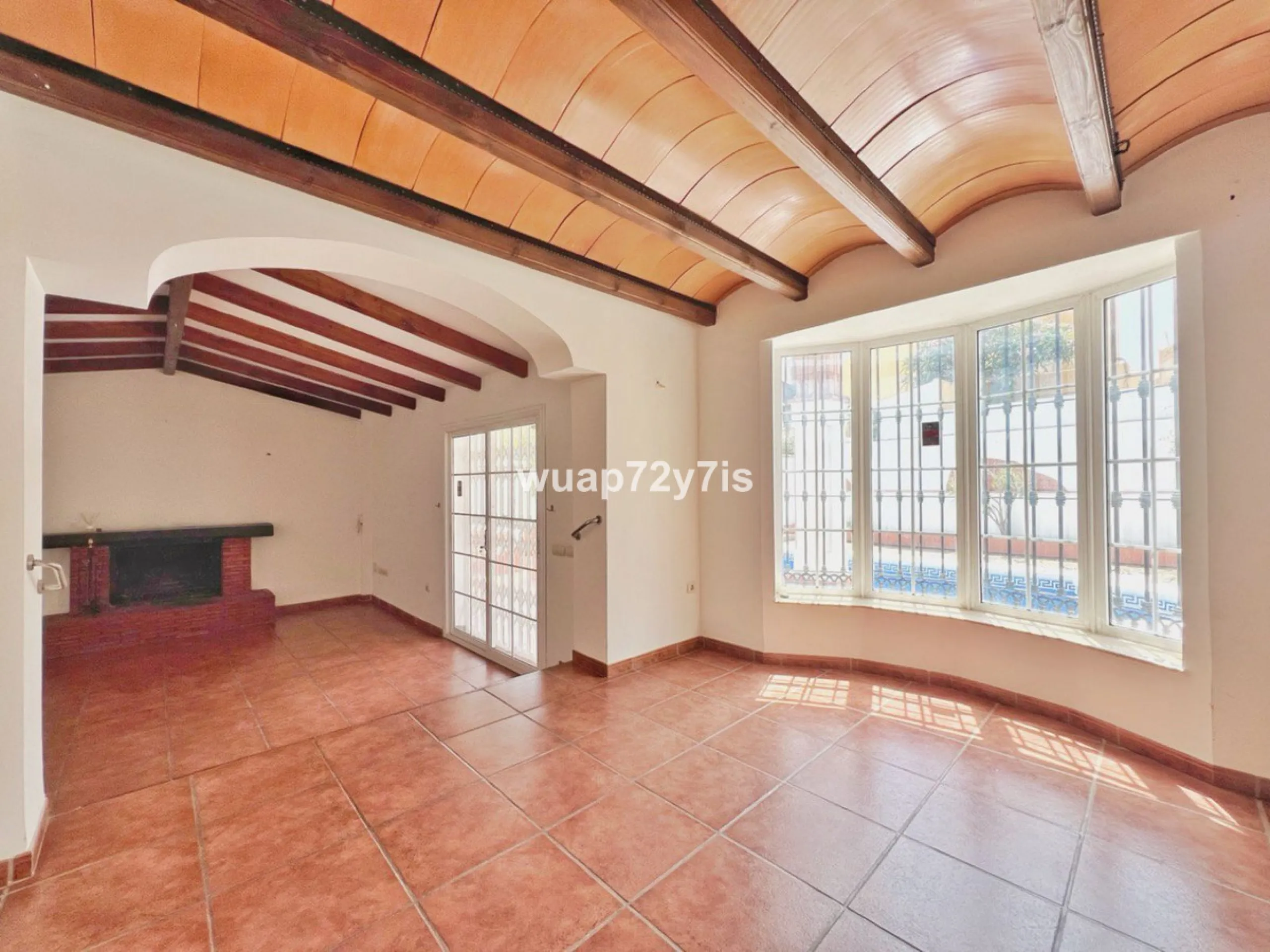 Discover this detached villa in one of the most exclusive areas of Benalmádena Costa, perfectly positioned for its privileged location and exceptional potential.