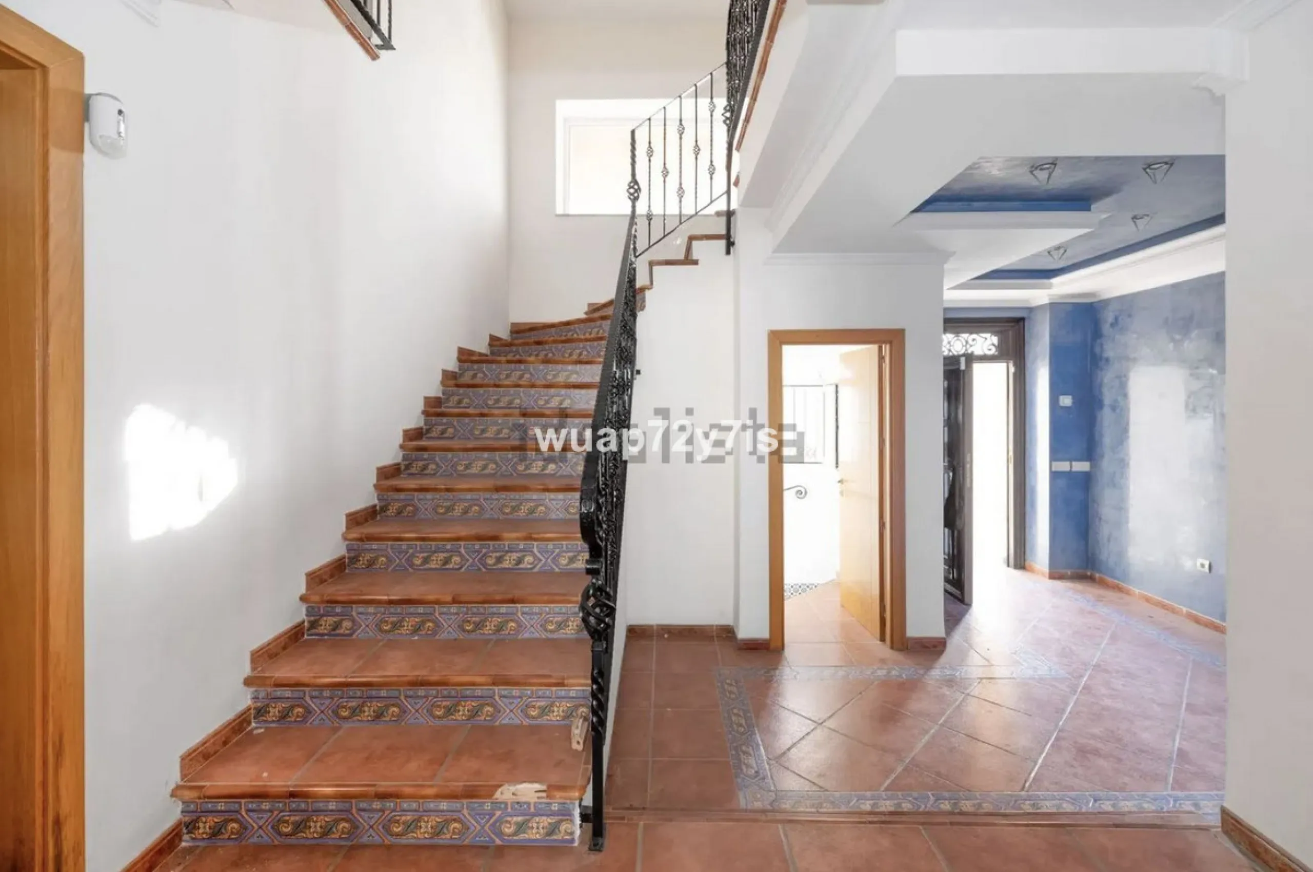 Discover this detached villa in one of the most exclusive areas of Benalmádena Costa, perfectly positioned for its privileged location and exceptional potential.