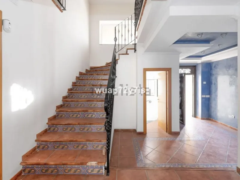Discover this detached villa in one of the most exclusive areas of Benalmádena Costa, perfectly positioned for its privileged location and exceptional potential.
