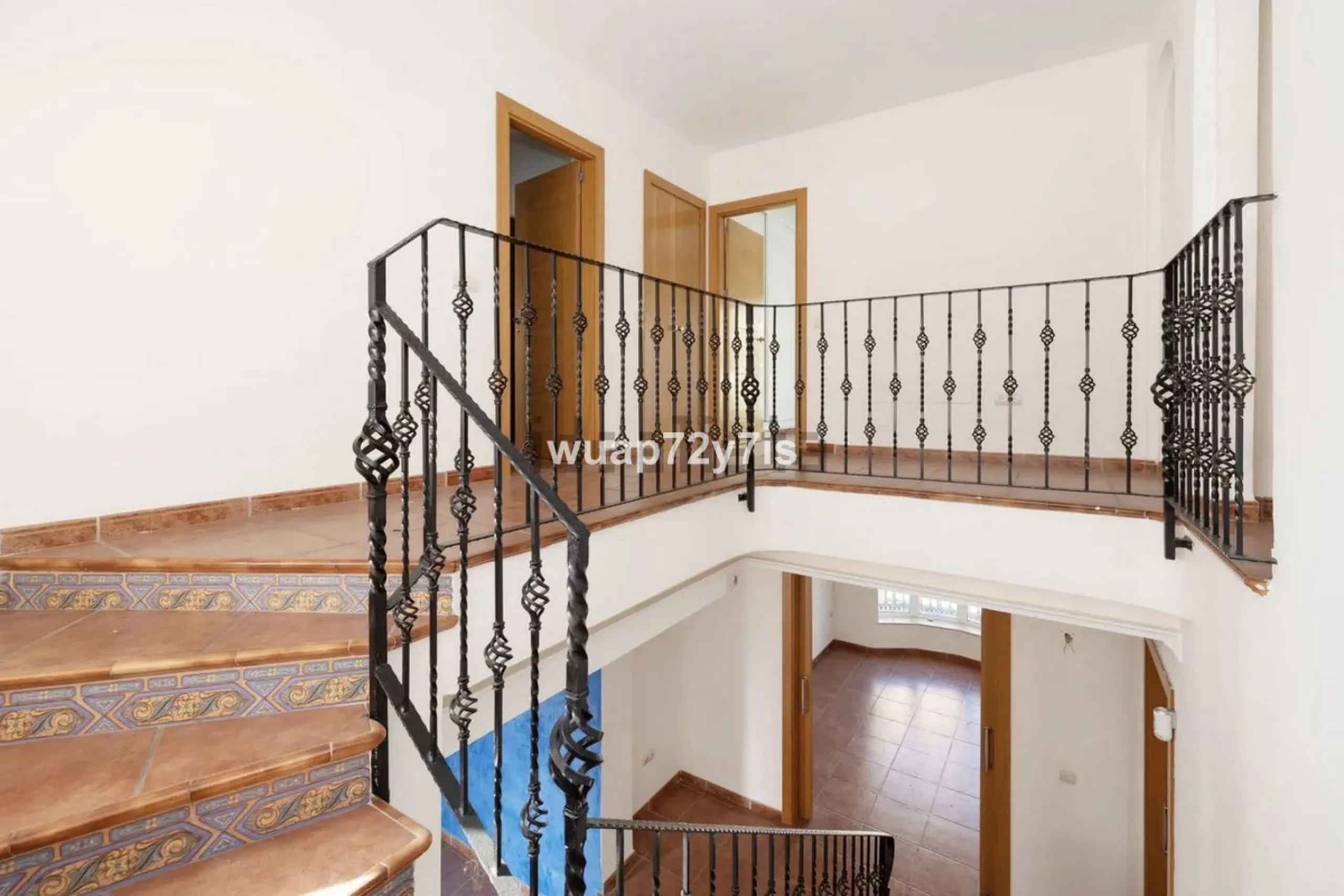 Discover this detached villa in one of the most exclusive areas of Benalmádena Costa, perfectly positioned for its privileged location and exceptional potential.