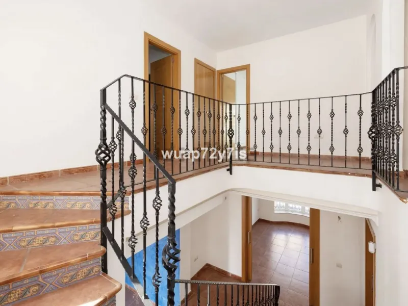 Discover this detached villa in one of the most exclusive areas of Benalmádena Costa, perfectly positioned for its privileged location and exceptional potential.