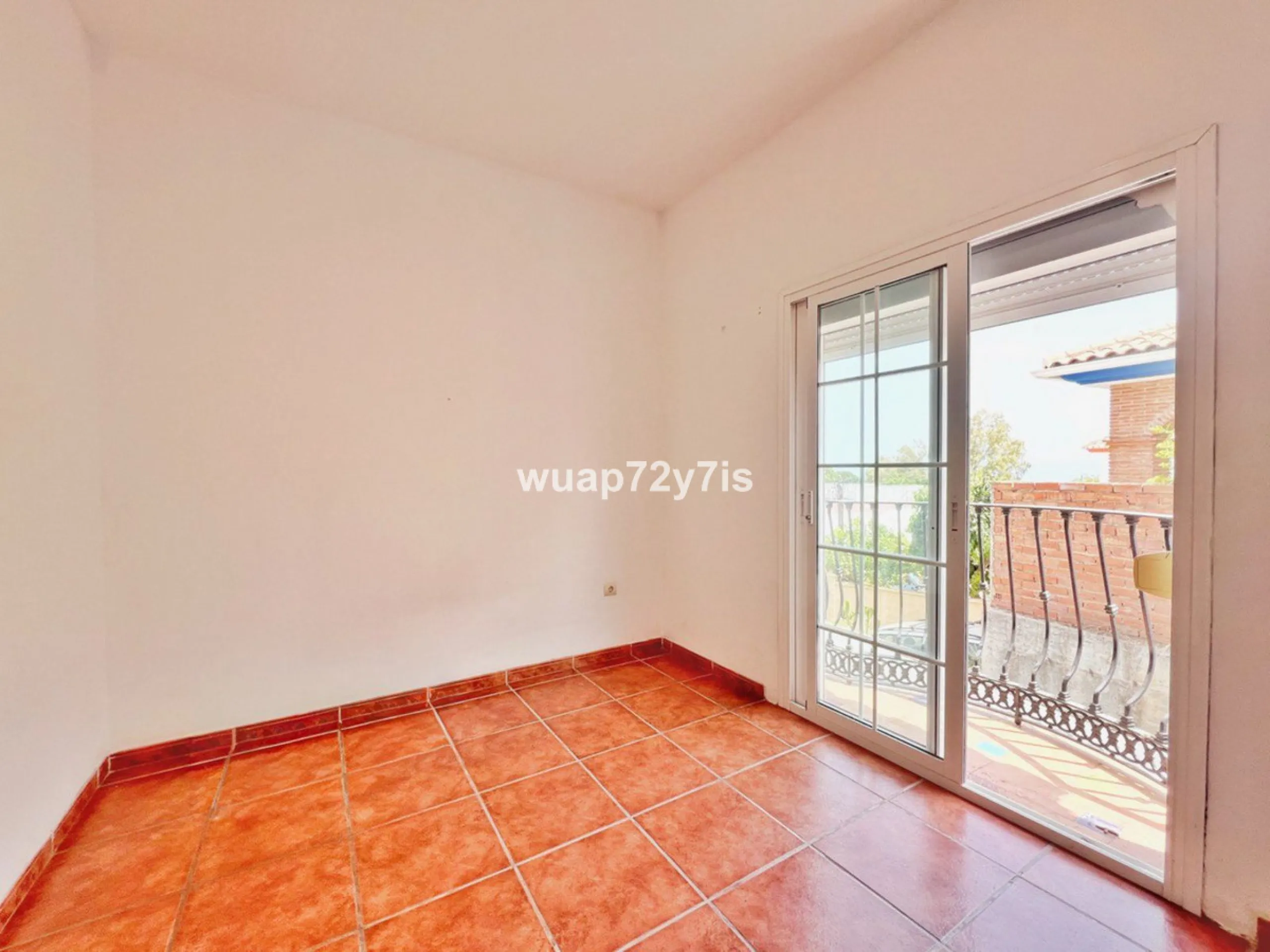Discover this detached villa in one of the most exclusive areas of Benalmádena Costa, perfectly positioned for its privileged location and exceptional potential.