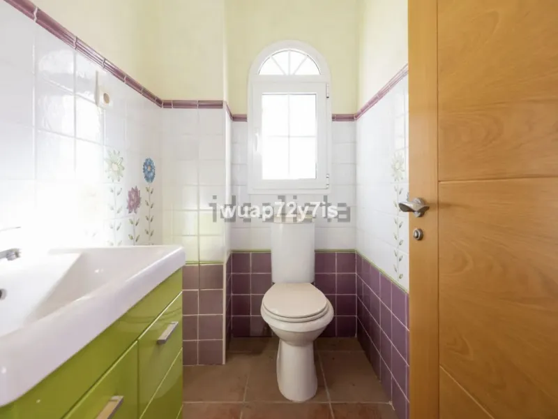 Discover this detached villa in one of the most exclusive areas of Benalmádena Costa, perfectly positioned for its privileged location and exceptional potential.