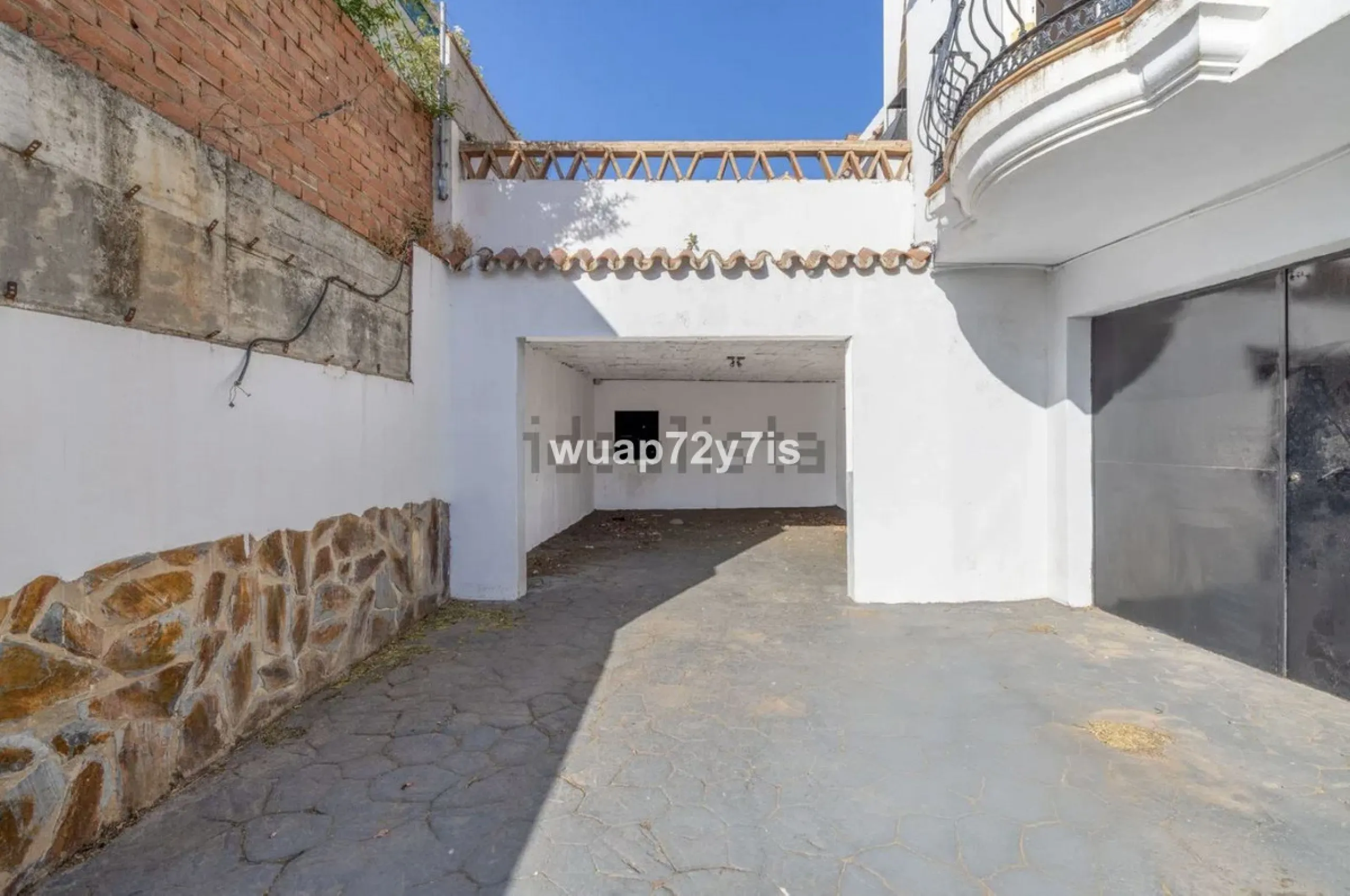 Discover this detached villa in one of the most exclusive areas of Benalmádena Costa, perfectly positioned for its privileged location and exceptional potential.