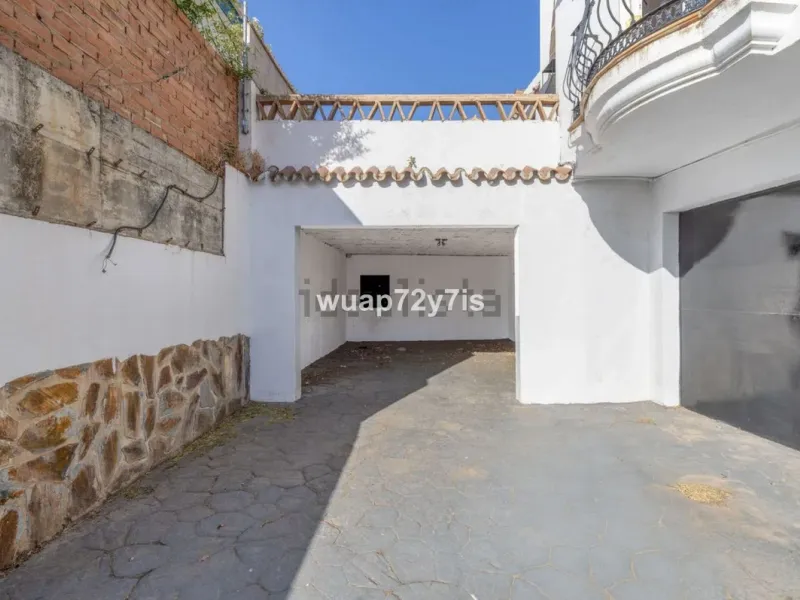 Discover this detached villa in one of the most exclusive areas of Benalmádena Costa, perfectly positioned for its privileged location and exceptional potential.