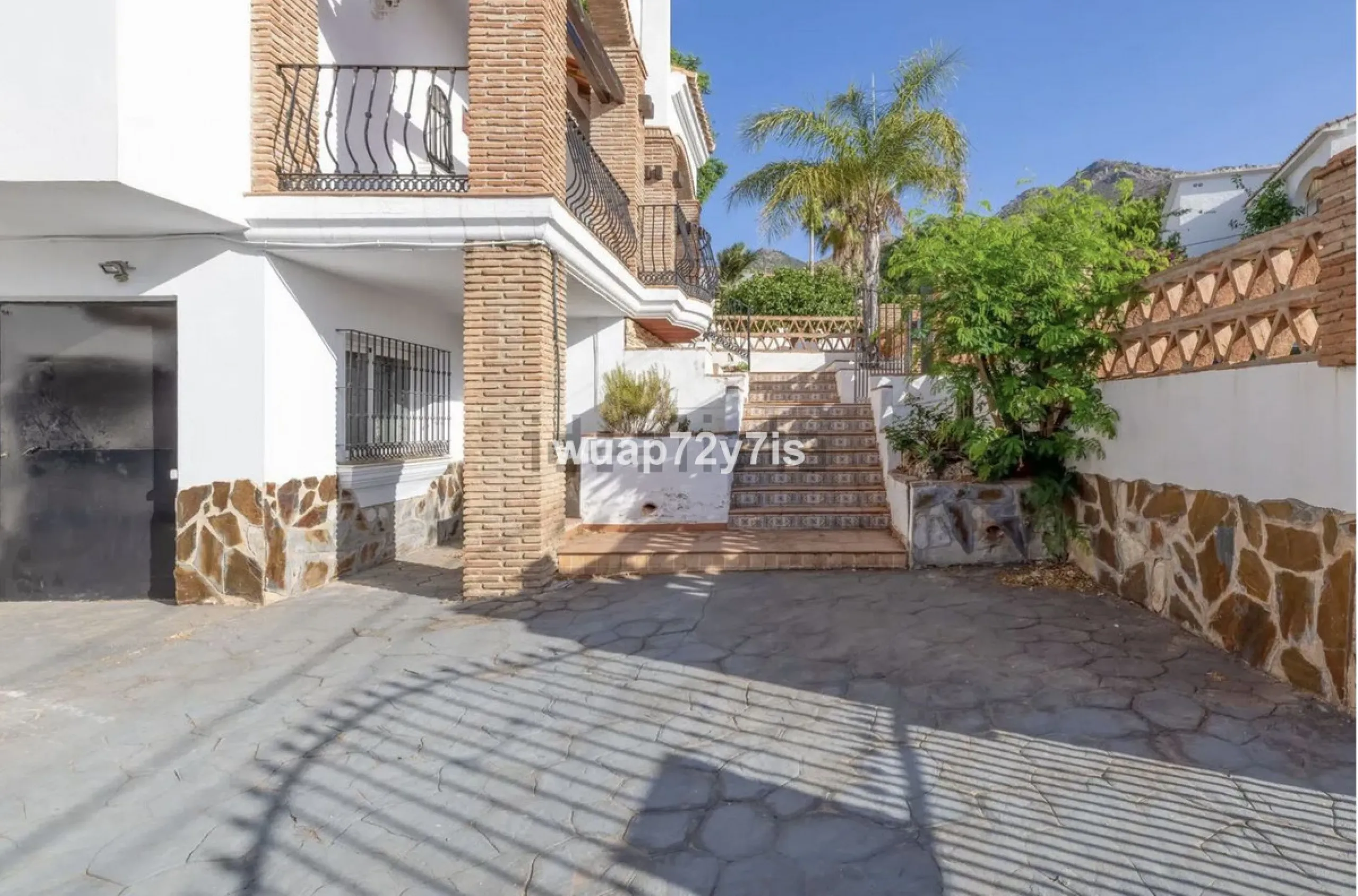 Discover this detached villa in one of the most exclusive areas of Benalmádena Costa, perfectly positioned for its privileged location and exceptional potential.