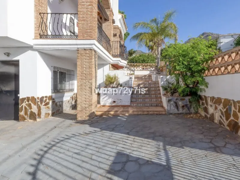 Discover this detached villa in one of the most exclusive areas of Benalmádena Costa, perfectly positioned for its privileged location and exceptional potential.