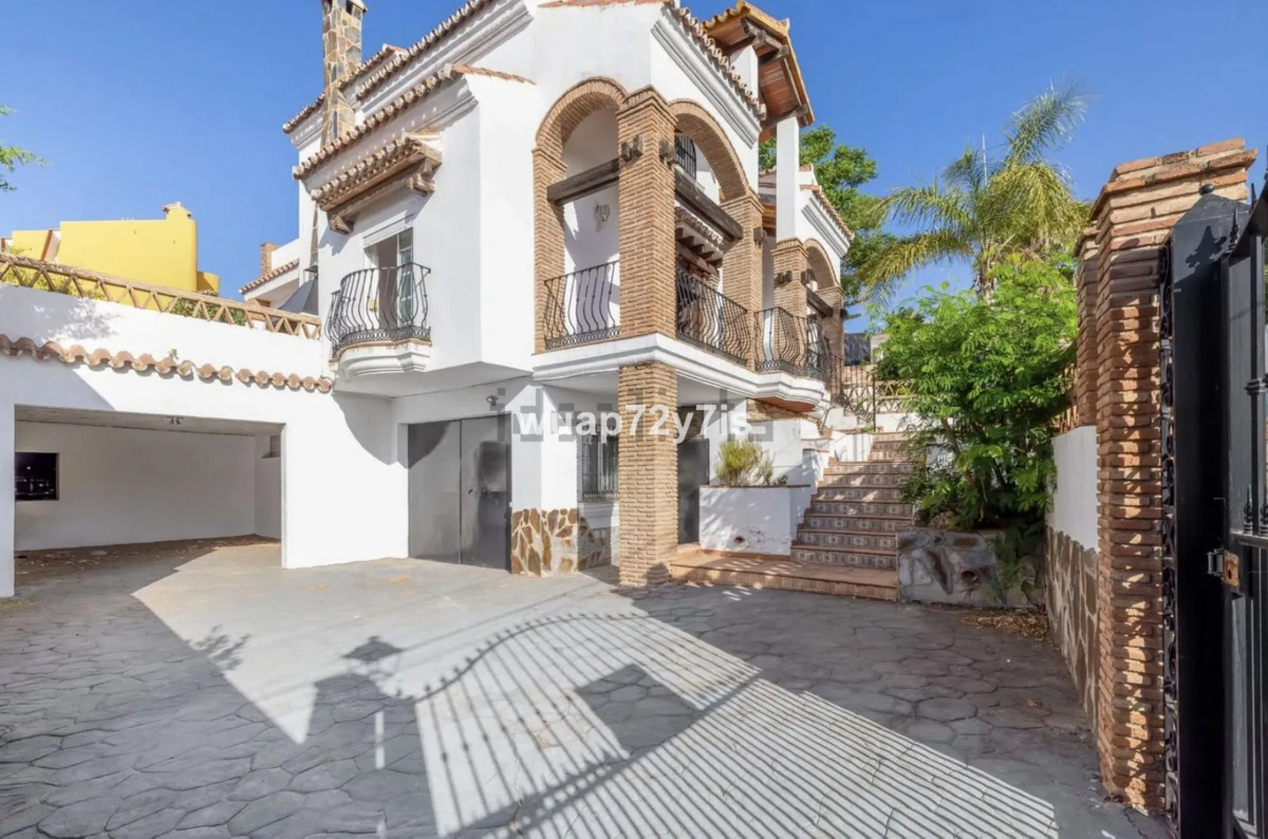 Discover this detached villa in one of the most exclusive areas of Benalmádena Costa, perfectly positioned for its privileged location and exceptional potential.