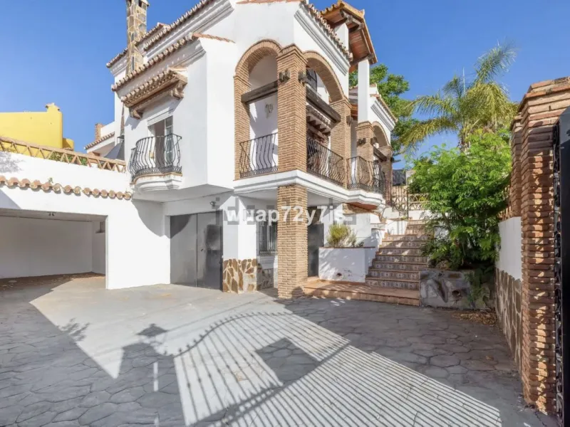 Discover this detached villa in one of the most exclusive areas of Benalmádena Costa, perfectly positioned for its privileged location and exceptional potential.