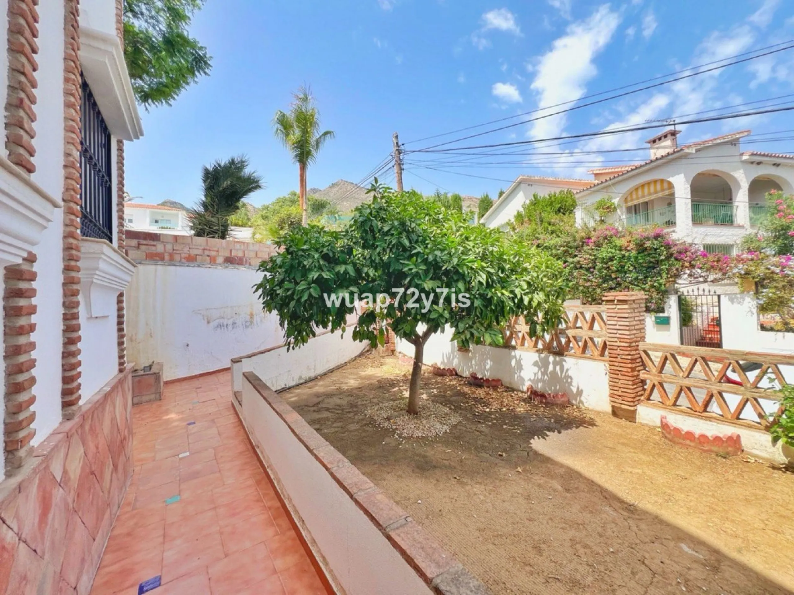 Discover this detached villa in one of the most exclusive areas of Benalmádena Costa, perfectly positioned for its privileged location and exceptional potential.