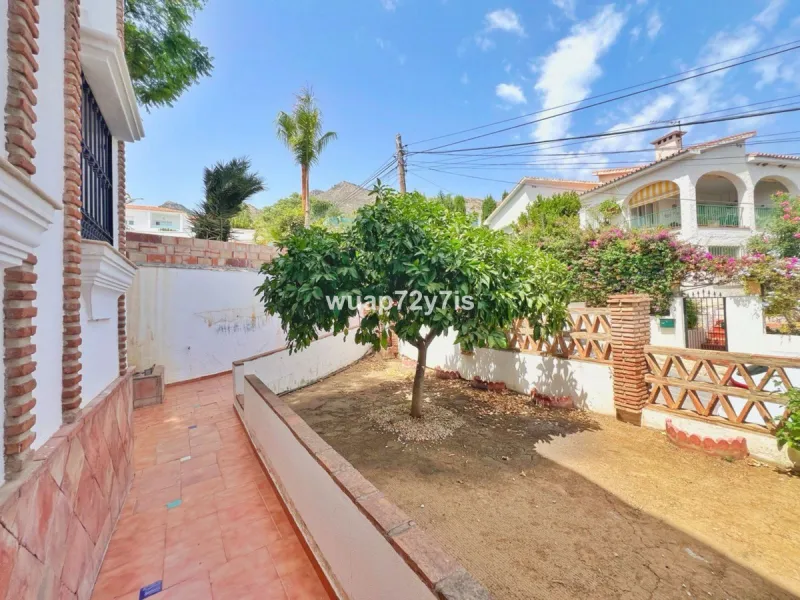 Discover this detached villa in one of the most exclusive areas of Benalmádena Costa, perfectly positioned for its privileged location and exceptional potential.