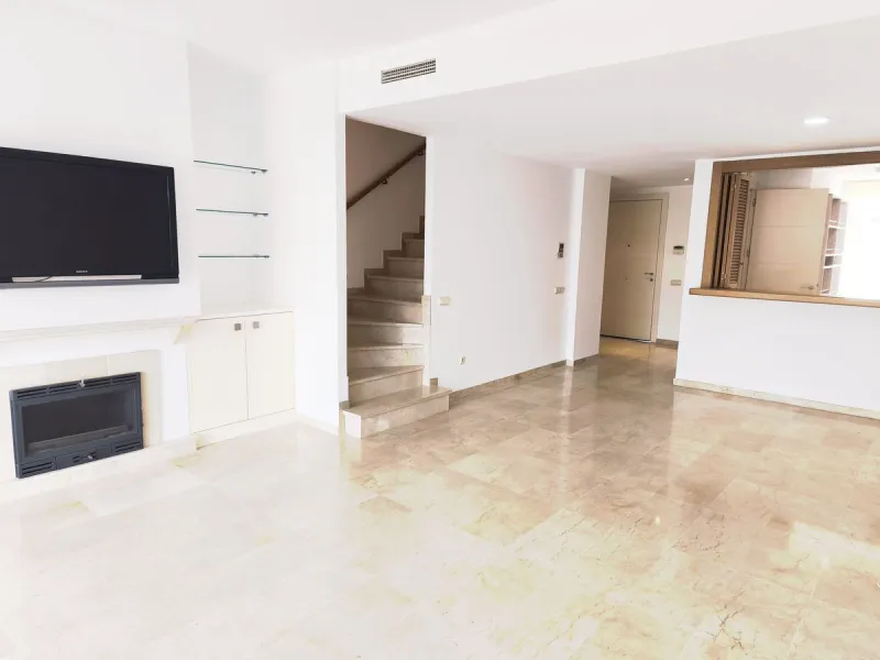 House - Townhouse в продаже в Mijas, Málaga. В доме 3 спален и 4 ванных комнат. Площадь дома 200 м². Площадь участка 18 м²