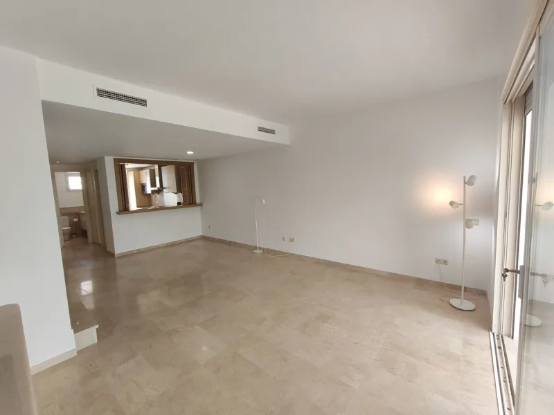 House - Townhouse в продаже в Mijas, Málaga. В доме 3 спален и 4 ванных комнат. Площадь дома 200 м². Площадь участка 18 м²