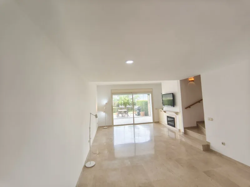 House - Townhouse в продаже в Mijas, Málaga. В доме 3 спален и 4 ванных комнат. Площадь дома 200 м². Площадь участка 18 м²