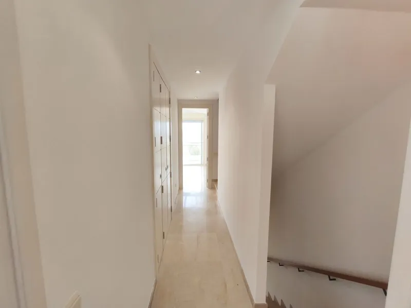 House - Townhouse в продаже в Mijas, Málaga. В доме 3 спален и 4 ванных комнат. Площадь дома 200 м². Площадь участка 18 м²